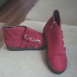 French Boulevard Burgundy Ankle Boot Size 37, New With No Tags